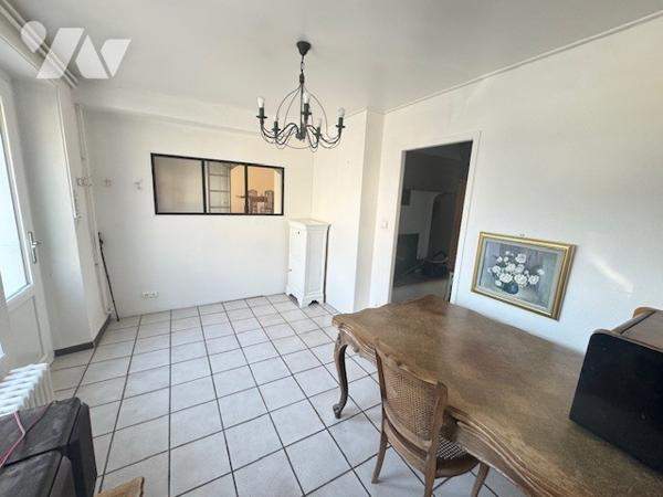 Maison sur trois niveaux 5 chambres et dépendances
