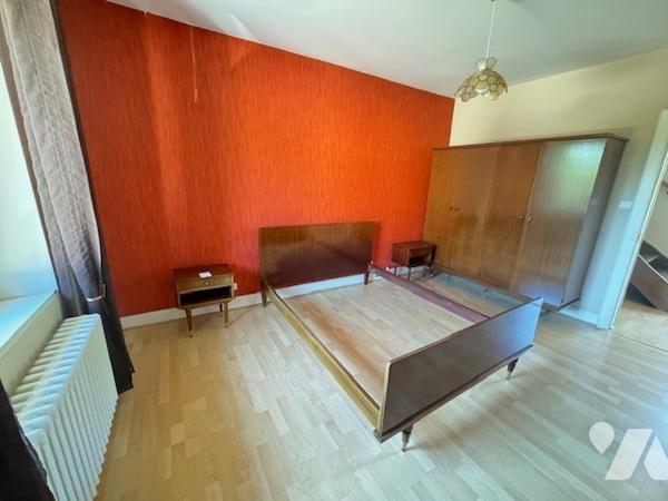 Maison sur trois niveaux 5 chambres et dépendances