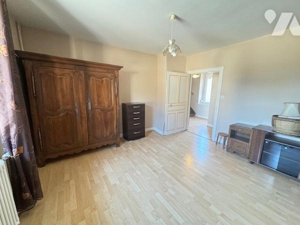Maison sur trois niveaux 5 chambres et dépendances