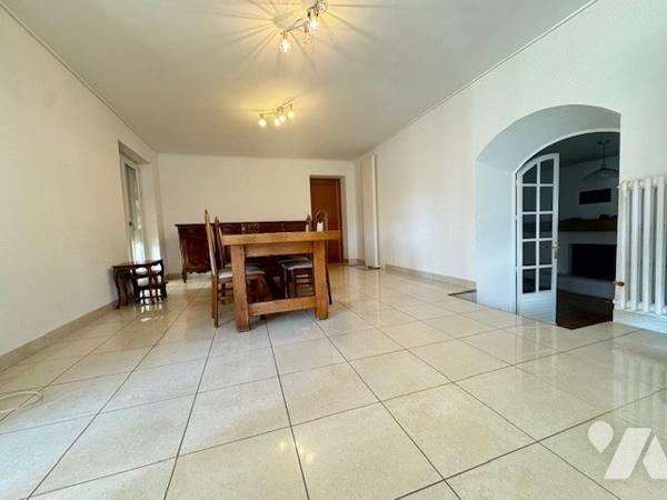 Maison sur trois niveaux 5 chambres et dépendances