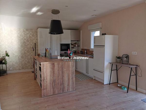 Maison avec annexe sur 2.5ha à Jublains