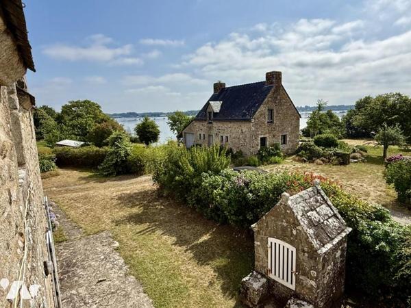Maison en pierre avec vue et accès rivière