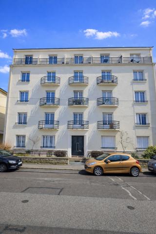 Appartement
                                                                                                                                                                                                                                                                                                                        5 pièce(s)                                                                                                                                                                                                          3 chambre(s)                                                                                                                                                                                                          103  m²