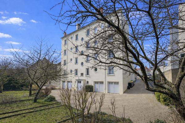 Appartement
                                                                                                                                                                                                                                                                                                                        5 pièce(s)                                                                                                                                                                                                          3 chambre(s)                                                                                                                                                                                                          103  m²