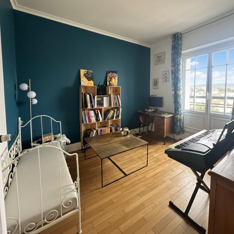 Appartement
                                                                                                                                                                                                                                                                                                                        5 pièce(s)                                                                                                                                                                                                          3 chambre(s)                                                                                                                                                                                                          103  m²