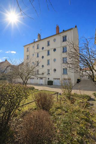 Appartement
                                                                                                                                                                                                                                                                                                                        5 pièce(s)                                                                                                                                                                                                          3 chambre(s)                                                                                                                                                                                                          103  m²