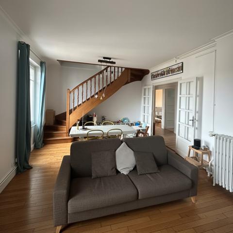 Appartement
                                                                                                                                                                                                                                                                                                                        5 pièce(s)                                                                                                                                                                                                          3 chambre(s)                                                                                                                                                                                                          103  m²