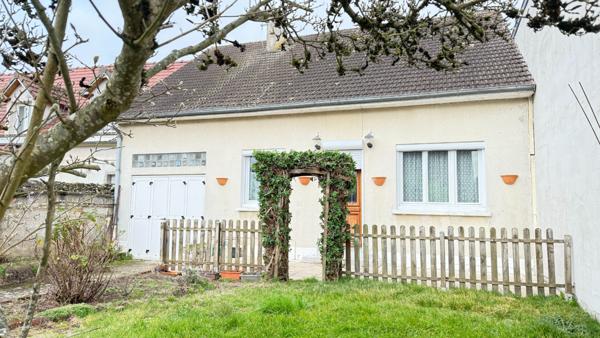 NOAILLES Maison, Séjour, salle à manger, Cuisine, 2 chambres, Salle d'eau, Grenier, Garage, dépendance, cave, Jardin