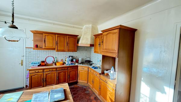 NOAILLES Maison, Séjour, salle à manger, Cuisine, 2 chambres, Salle d'eau, Grenier, Garage, dépendance, cave, Jardin