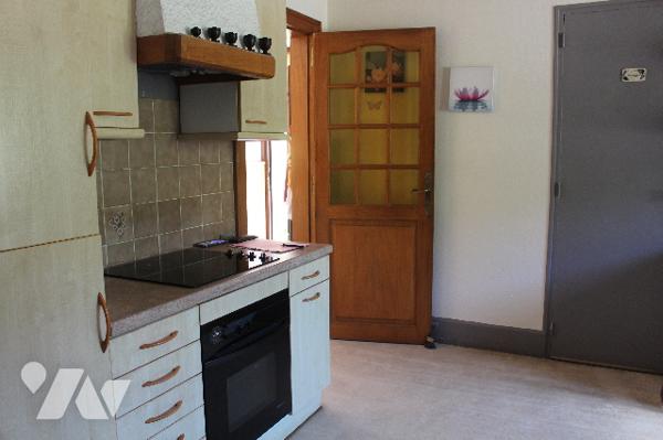 Maison mitoyenne d'env. 130m² habitable  sur 1293m² de terrain avec garage et terrasse couverte