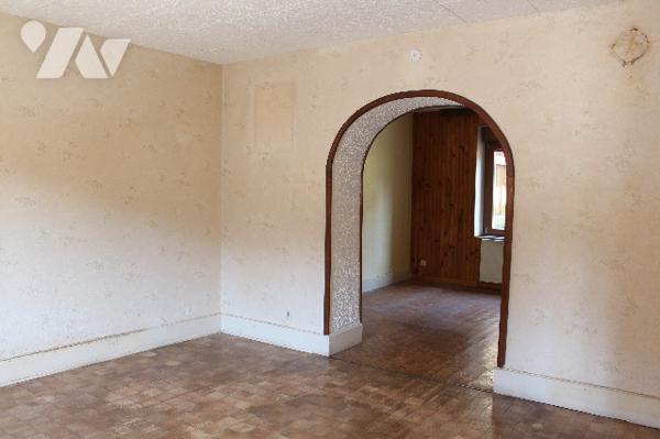 Maison mitoyenne d'env. 130m² habitable  sur 1293m² de terrain avec garage et terrasse couverte