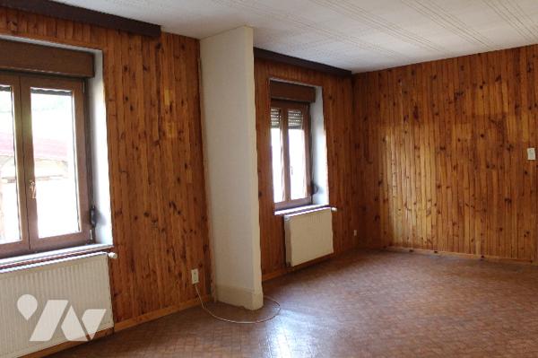 Maison mitoyenne d'env. 130m² habitable  sur 1293m² de terrain avec garage et terrasse couverte