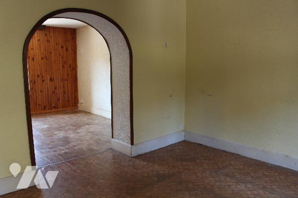 Maison mitoyenne d'env. 130m² habitable  sur 1293m² de terrain avec garage et terrasse couverte