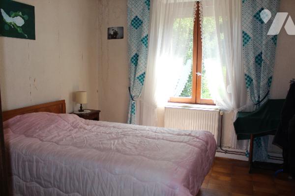 Maison mitoyenne d'env. 130m² habitable  sur 1293m² de terrain avec garage et terrasse couverte