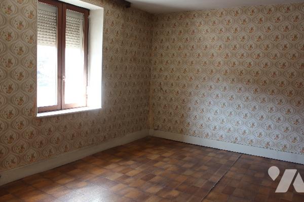 Maison mitoyenne d'env. 130m² habitable  sur 1293m² de terrain avec garage et terrasse couverte