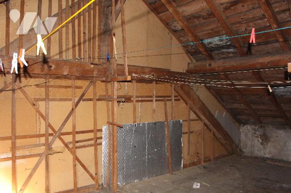 Maison mitoyenne d'env. 130m² habitable  sur 1293m² de terrain avec garage et terrasse couverte