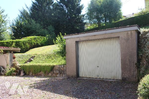 Maison mitoyenne d'env. 130m² habitable  sur 1293m² de terrain avec garage et terrasse couverte