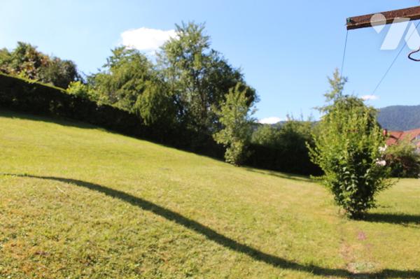 Maison mitoyenne d'env. 130m² habitable  sur 1293m² de terrain avec garage et terrasse couverte