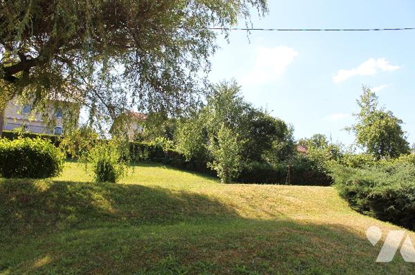 Maison mitoyenne d'env. 130m² habitable  sur 1293m² de terrain avec garage et terrasse couverte