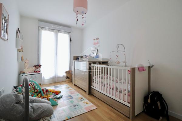 Appartement Champs Sur Marne 4 pièces dernier étage - terrasses - 2 parkings