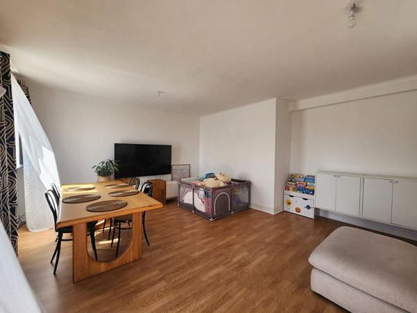 Dernier Étage au Calme - Appartement Traversant avec Balcon en centre ville