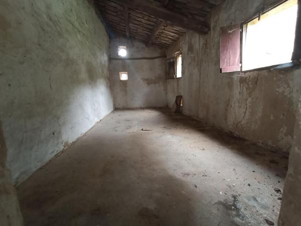 Corps de Ferme en pierre 180m², dépendances, sur terrain de 23 809m², 418 000 HAI