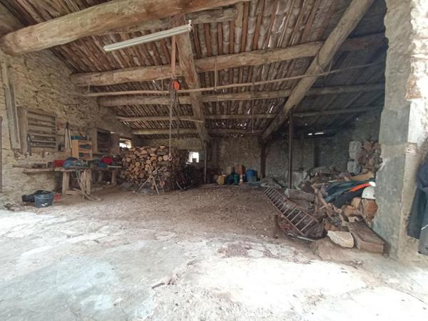 Corps de Ferme en pierre 180m², dépendances, sur terrain de 23 809m², 418 000 HAI