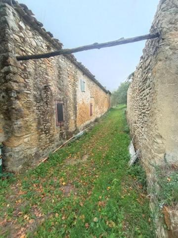 Corps de Ferme en pierre 180m², dépendances, sur terrain de 23 809m², 418 000 HAI