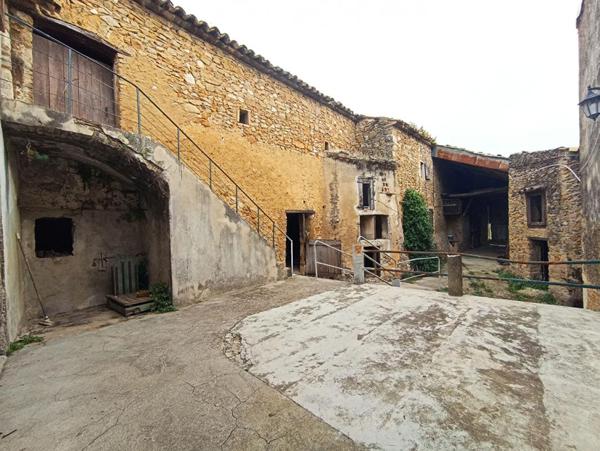 Corps de Ferme en pierre 180m², dépendances, sur terrain de 23 809m², 418 000 HAI