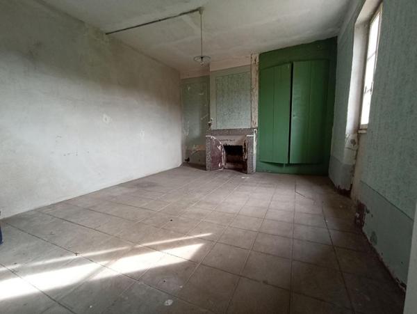 Corps de Ferme en pierre 180m², dépendances, sur terrain de 23 809m², 418 000 HAI