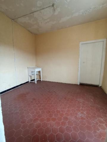 Corps de Ferme en pierre 180m², dépendances, sur terrain de 23 809m², 418 000 HAI