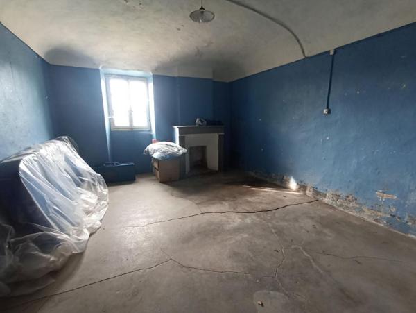 Corps de Ferme en pierre 180m², dépendances, sur terrain de 23 809m², 418 000 HAI