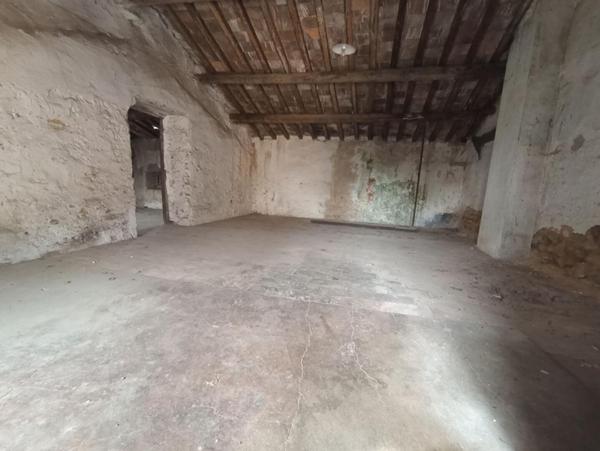 Corps de Ferme en pierre 180m², dépendances, sur terrain de 23 809m², 418 000 HAI
