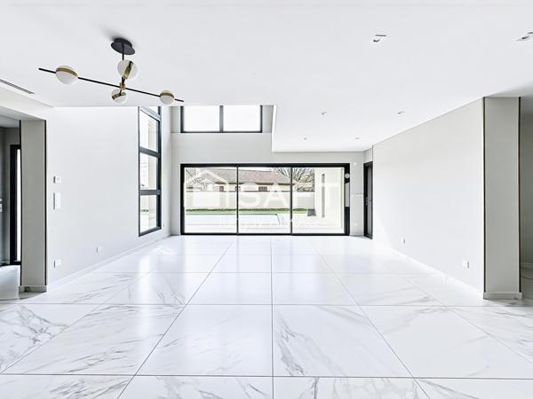 Une maison contemporaine d’exception où chaque espace s’ouvre sur l’extérieur et la lumière