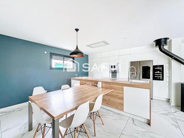 Une maison contemporaine d’exception où chaque espace s’ouvre sur l’extérieur et la lumière