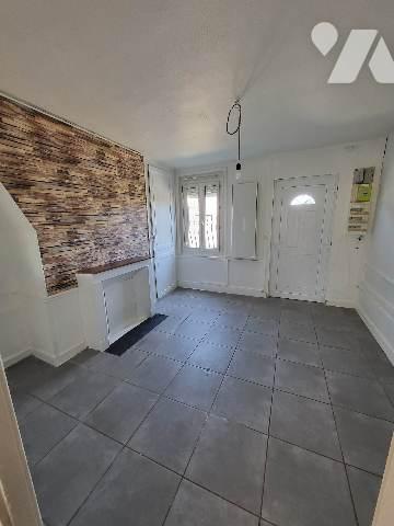 BOIS GUILLAUME, maison mitoyenne des 2 côtés, louée d'~64m² avec cour d'~71m². 3 chambres.