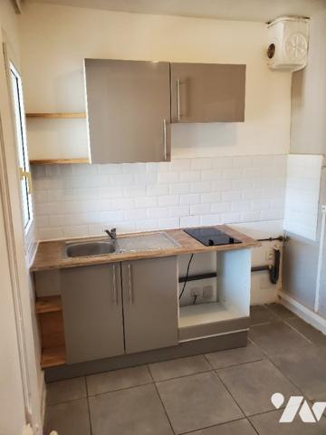 BOIS GUILLAUME, maison mitoyenne des 2 côtés, louée d'~64m² avec cour d'~71m². 3 chambres.