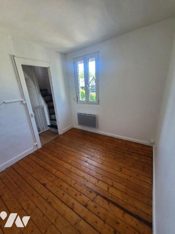 BOIS GUILLAUME, maison mitoyenne des 2 côtés, louée d'~64m² avec cour d'~71m². 3 chambres.