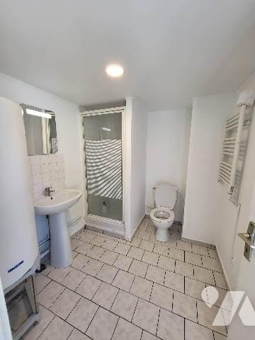 BOIS GUILLAUME, maison mitoyenne des 2 côtés, louée d'~64m² avec cour d'~71m². 3 chambres.