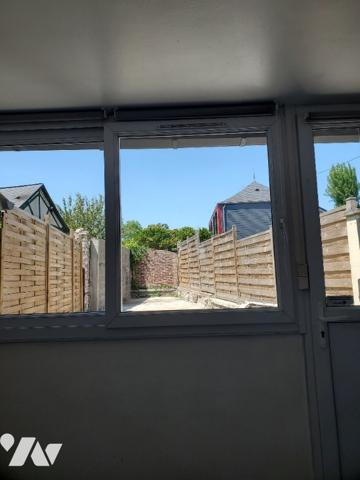 BOIS GUILLAUME, maison mitoyenne des 2 côtés, louée d'~64m² avec cour d'~71m². 3 chambres.