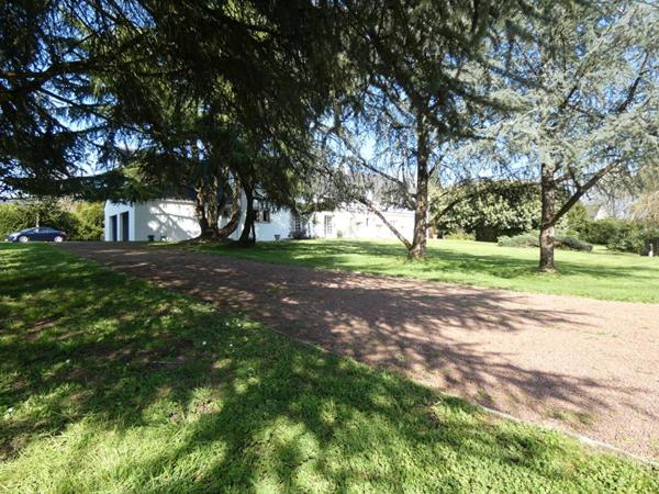 Propriété  dans un parc arboré de 2 ha