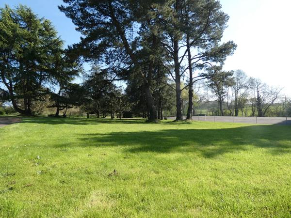 Propriété  dans un parc arboré de 2 ha