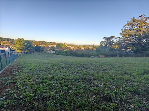 Village 7km Limoux - Terrain totalement viabilisé de 2 360m² - Vue sur le village et la campagne environnente