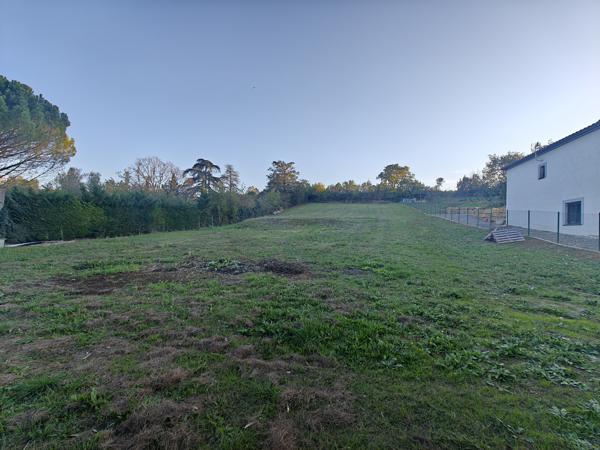 Village 7km Limoux - Terrain totalement viabilisé de 2 360m² - Vue sur le village et la campagne environnente
