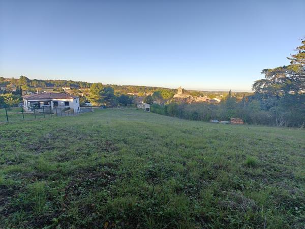 Village 7km Limoux - Terrain totalement viabilisé de 2 360m² - Vue sur le village et la campagne environnente