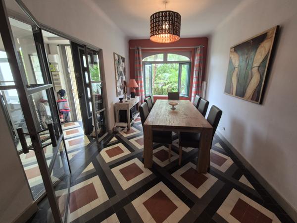 Maison 12 pièce(s) 6 chambre(s) 330 m²