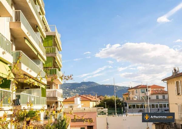 Vente                                                      Appartement
                        
                     4 pièces                      85 m2                     à Nice