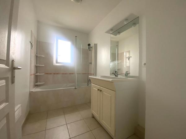 Appartement rénové lumineux dans une résidence pleine de charme à 10 min du Port de la Rochelle !