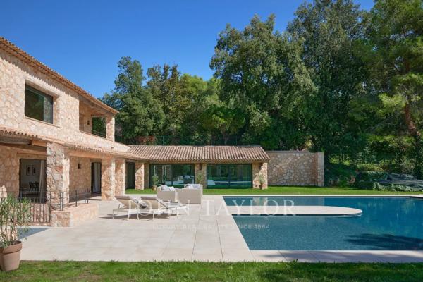Luxueuse propriété en pierres avec vue jusqu'à la mer