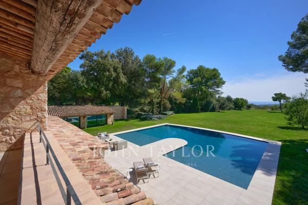 Luxueuse propriété en pierres avec vue jusqu'à la mer